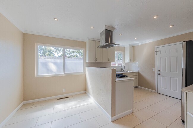 Building Photo - 833 2nd St