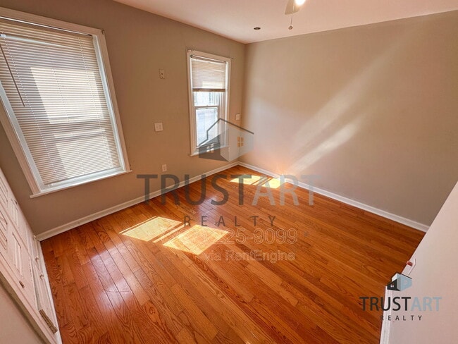 Building Photo - 1841 E Clementine St