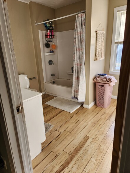 Tub Shower Combo - 107 5th Ave