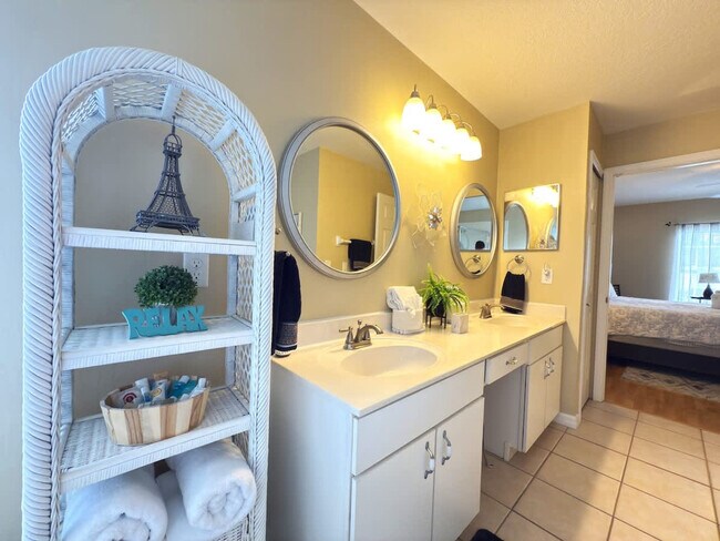 Building Photo - 900 Oxford Dr