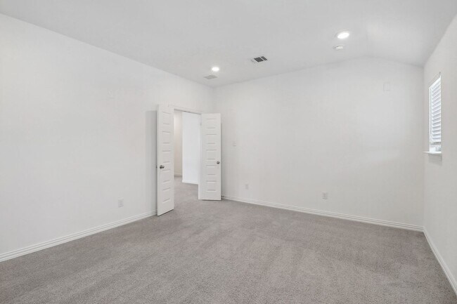 Building Photo - 1200 Milfoil Dr