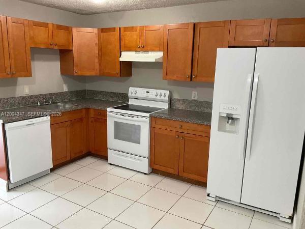 Building Photo - 1389 SW 24th Ave