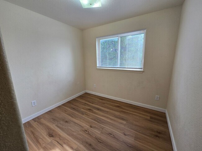 Building Photo - 810 N Siony