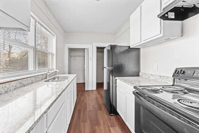 Building Photo - Charming and Newly Renovated 3 Bedroom 2 B...