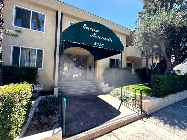 Building Photo - ***MOVE-IN SPECIAL 2 WEEKS FREE RENT***Spacious Upper level 1 bed -1 bath with parking and pool i...