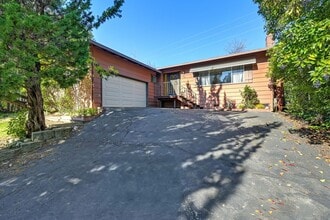 Building Photo - Prime location