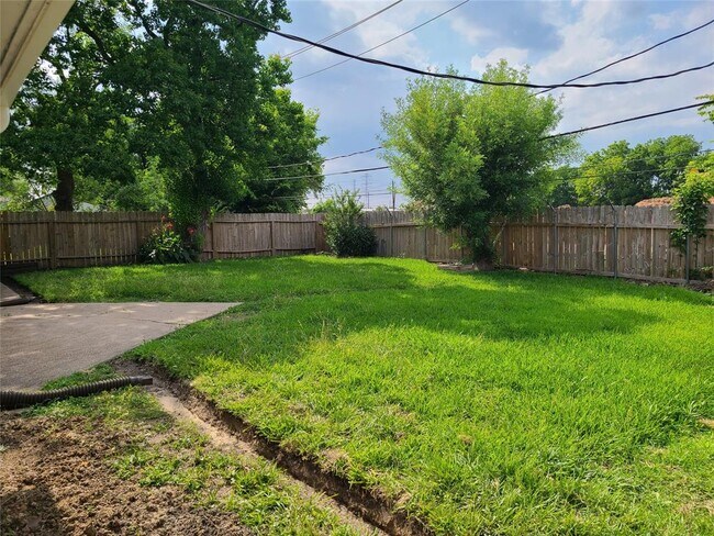 Building Photo - 10614 Sharpview Dr