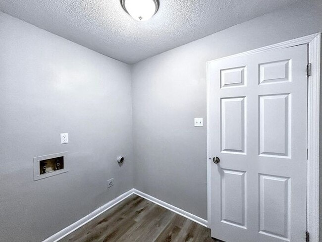 Building Photo - 3333 Leschallas Dr
