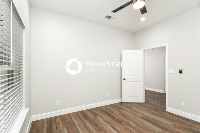 Building Photo - 2 Bedroom Pet-Friendly Home in Arlington, TX with Main Street Renewal