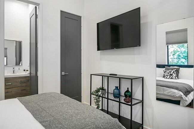 Building Photo - 511 Memorial Heights Dr