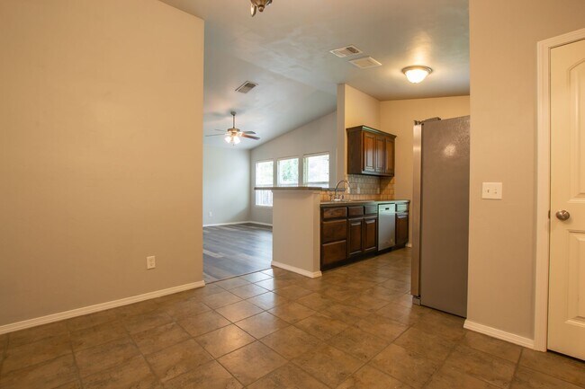 Building Photo - Beautiful 3 Bed 2 Bath Home in Moore School District!