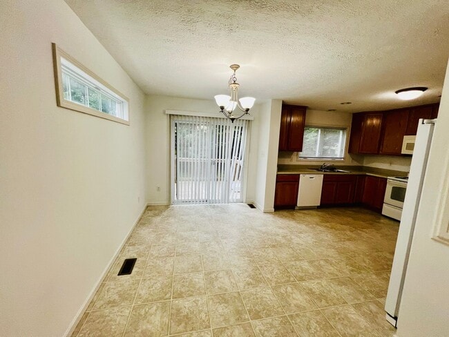 Building Photo - Townhouse Located at Pikes Place