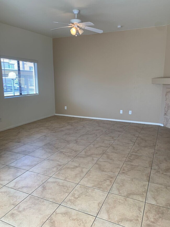 Building Photo - 9110 E Esperanza Dr
