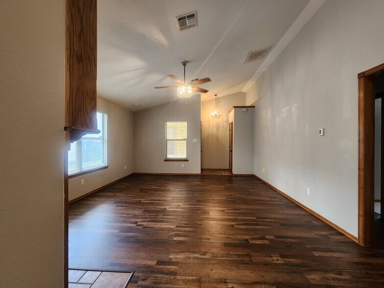 Building Photo - 910 NW Ferris Ave