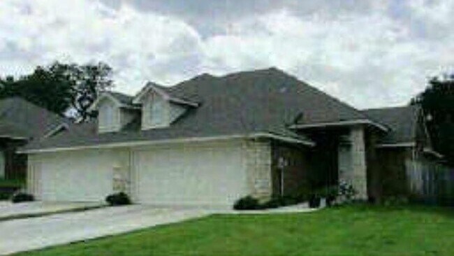 Building Photo - 410 McCarty St