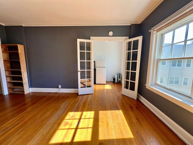 Building Photo - Historic Studio with Murphy Bed, Storage & Prime Alphabet District Location!
