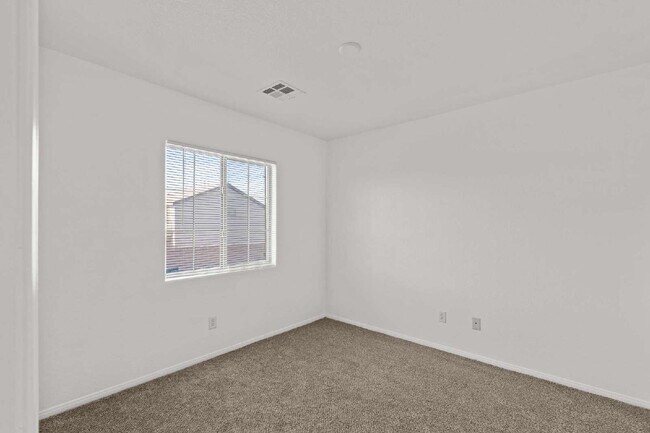 Building Photo - "Spacious 3-Bedroom Oasis with 2.5 Baths on Grandmother Hat Street, North Las Vegas!"