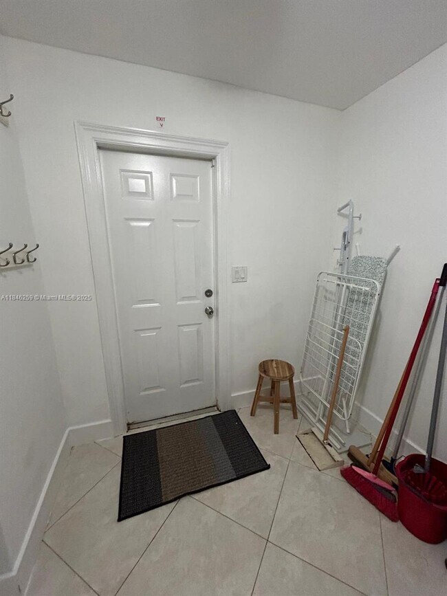 Building Photo - 1116 N 13th Ct