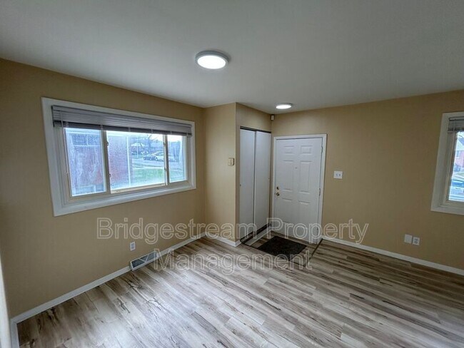 Building Photo - 22 Whispering Dr