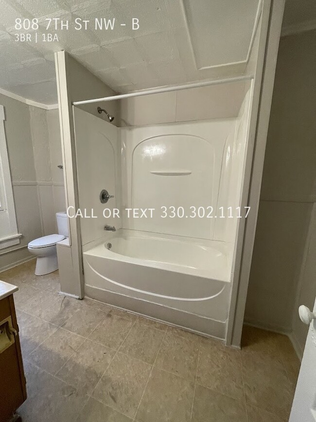 Building Photo - Three bedroom one bathroom second level ap...