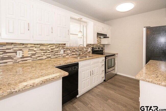 Building Photo - 5811 Hollytree Dr