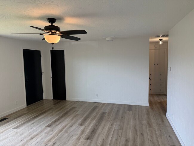 Building Photo - Updated 2 bedroom 1 bath duplex!