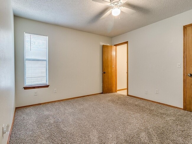 Building Photo - Adorable duplex in Norman