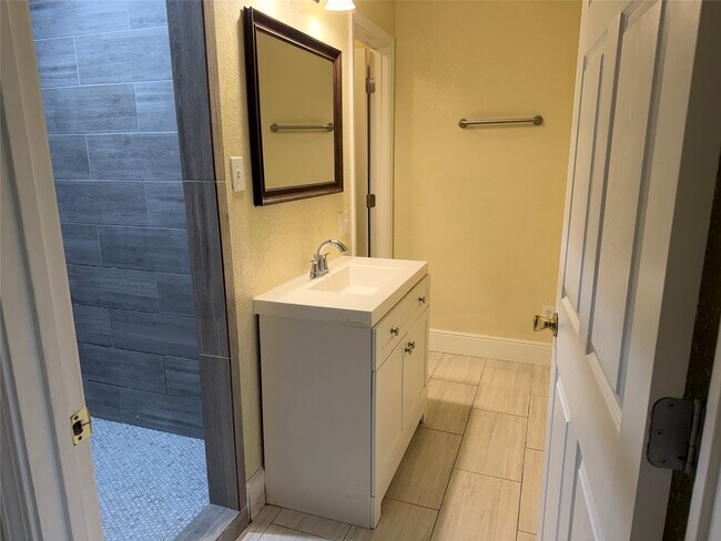 Building Photo - 2501 Maple St