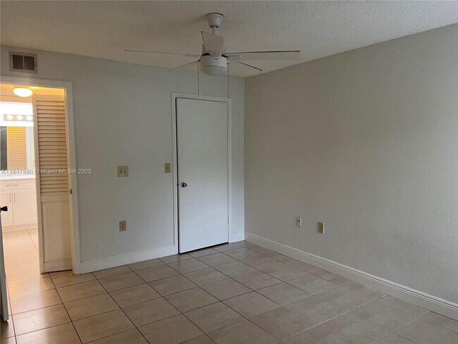 Building Photo - 643 Vista Isles Dr
