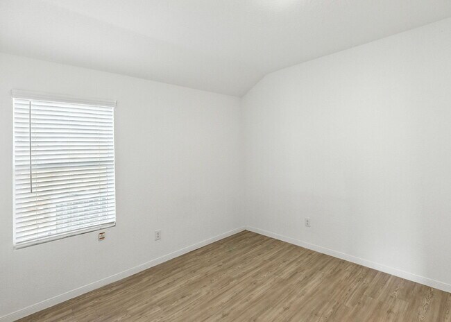 Building Photo - Beautiful 4 Bed, 3 Bath Home - Spacious & ...