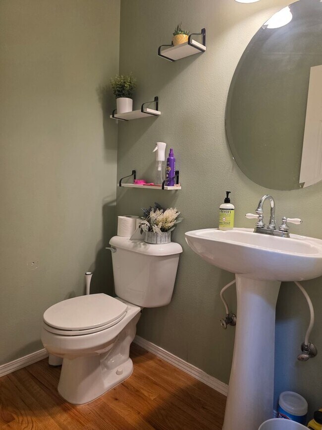Building Photo - 3 Bedroom Craftsman Style Home in Convenie...