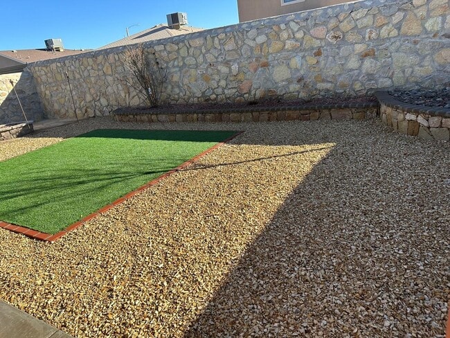 Building Photo - Beautiful East side House 3 bed-2.5 baths in front of Park