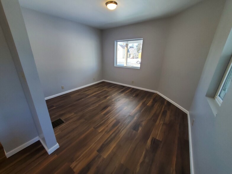 Living Room - 816 W Gambier St