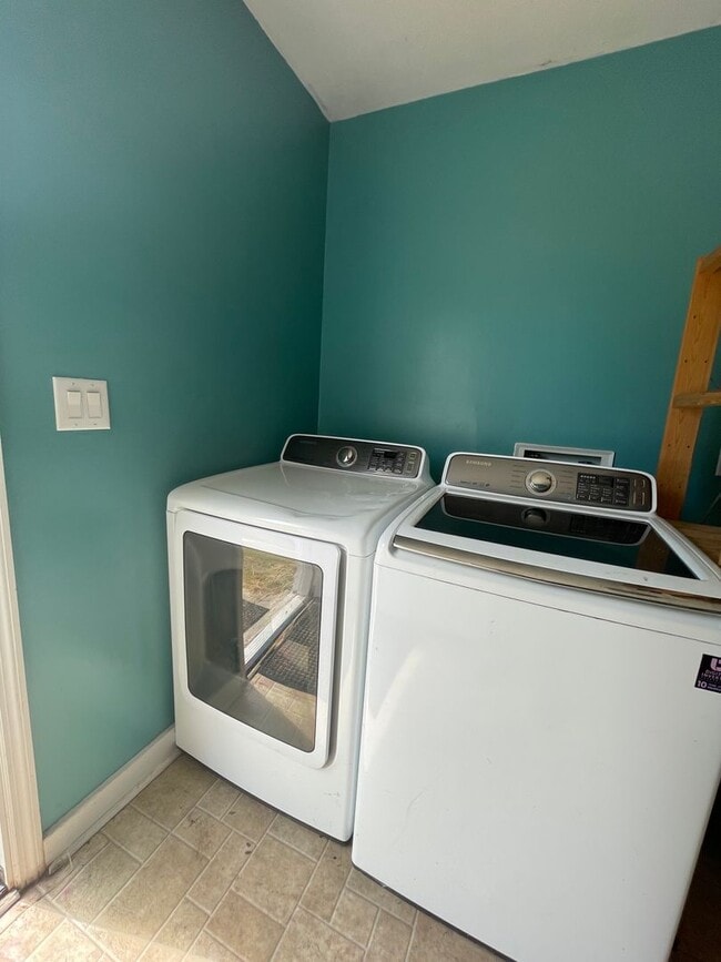 Building Photo - 3 Bedroom / 2 Bath Home Near Campus!