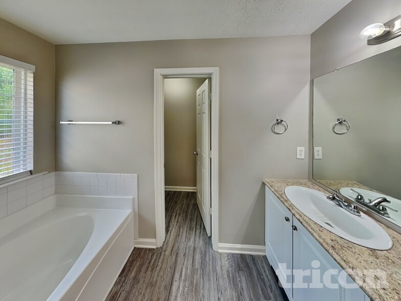 Building Photo - 1420 Buckingham Pl