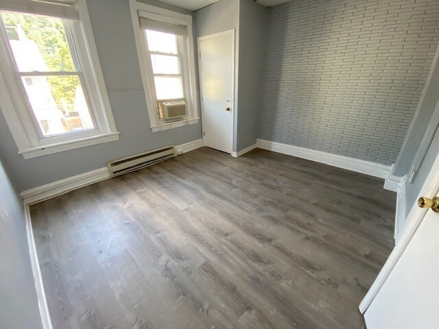 Building Photo - 112 Walnut St