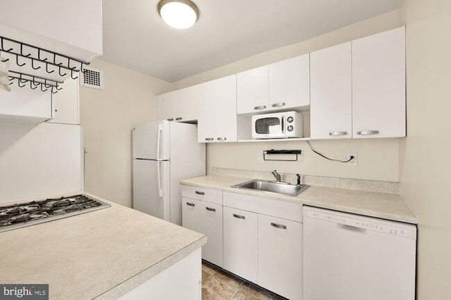 Building Photo - 4390 Lorcom Ln