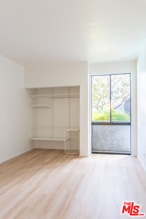 Building Photo - 10861 Moorpark St