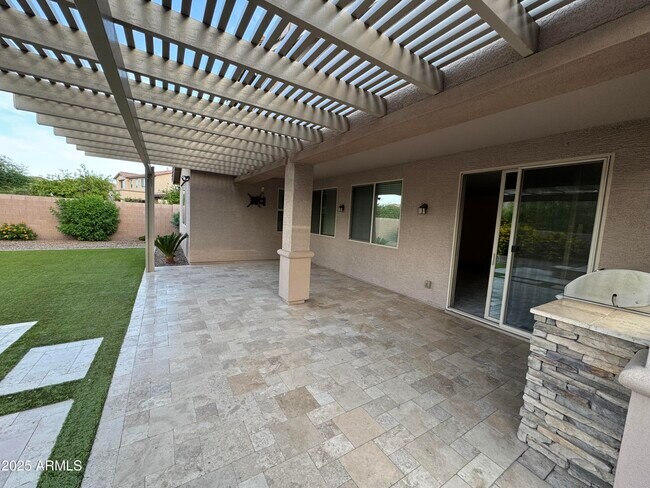 Building Photo - 712 W San Carlos Way