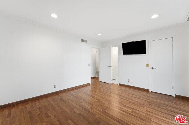 Building Photo - 100 S Doheny Dr