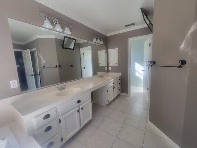 Building Photo - "Coveted Comfort: Spacious 4-Bed, 3-Bath H...