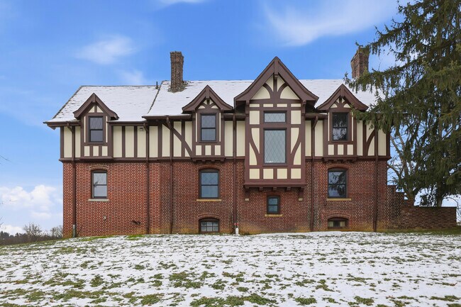 Building Photo - 1 Fox Hill Dr