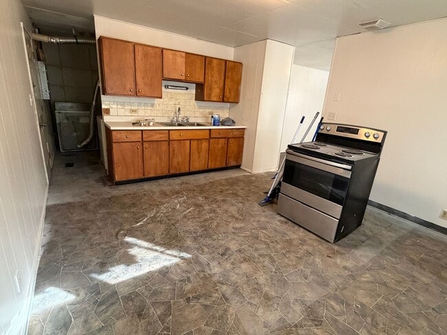 Building Photo - Cozy Three Bedroom/One Bath Home w/Fenced Back Yard