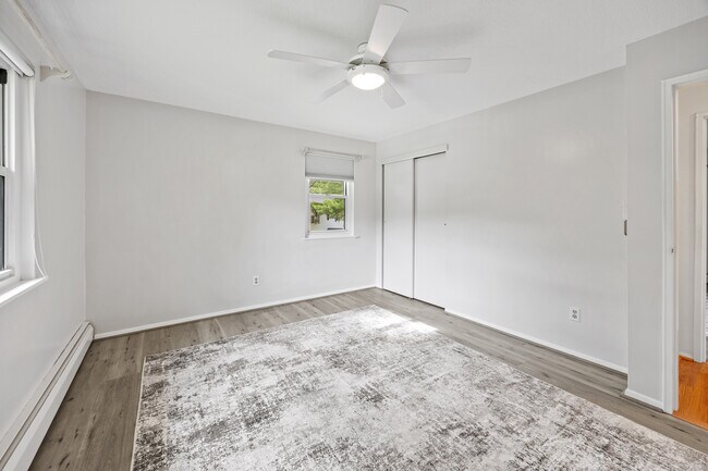 Building Photo - 486 Oak Ave