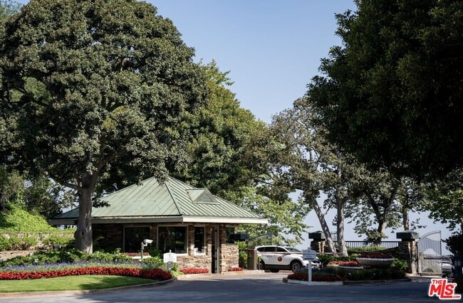Building Photo - 3303 Clerendon Rd