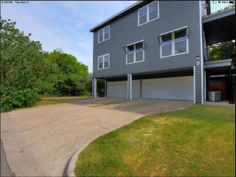 Large garages and off-street parking - 3500B Duval Street
