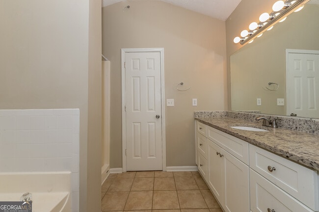 Building Photo - 437 Summer Hill Cir