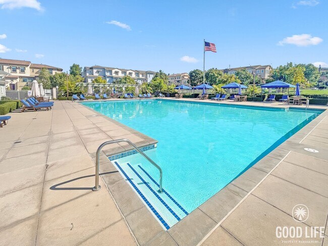 Building Photo - Stunning 3B/3BA Townhome in Oceanside!