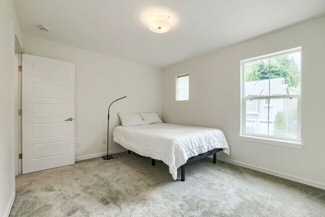 Building Photo - 5bd/3.5ba Bellevue Hoome