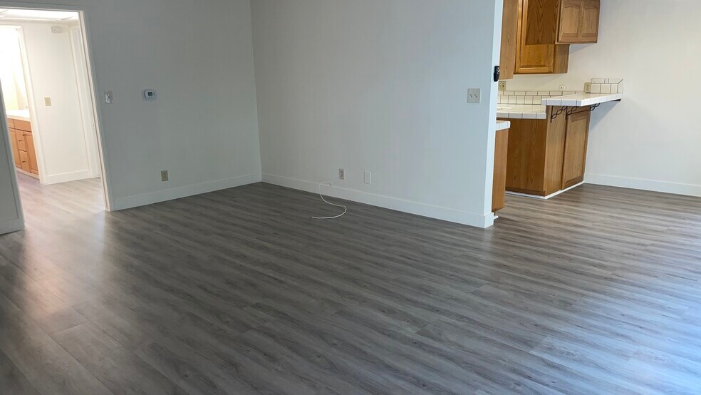 Building Photo - 17424 Burbank Blvd